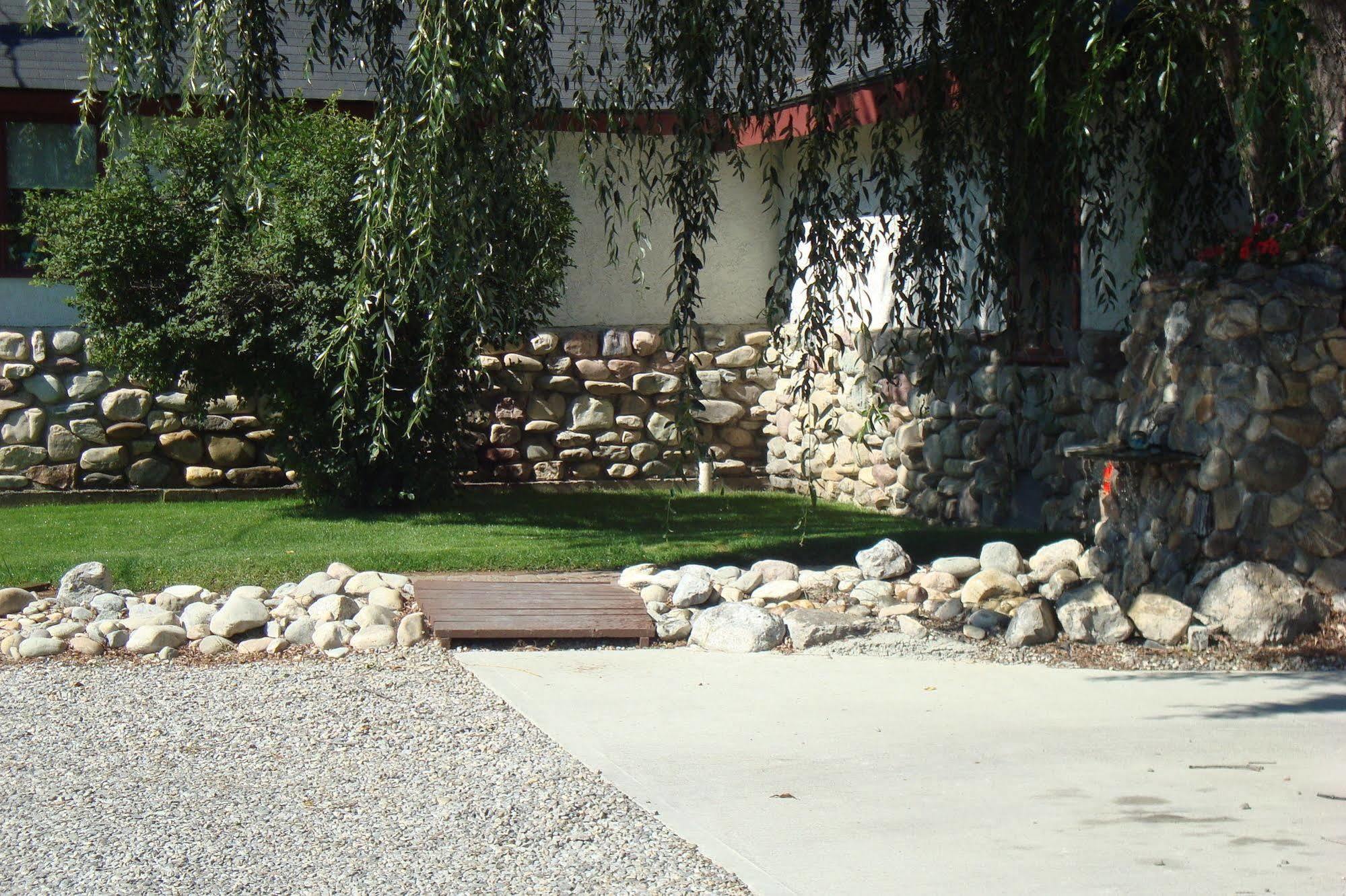 Ypc Fitness & Accomodations Invermere Bagian luar foto